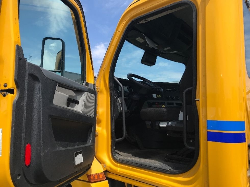 Day Cab Tractor-Heavy Duty Tractors-Freightliner-2022-T12642ST-City Of Industry-CA-363,674\n\t\tmiles-$ 73,500 - Image 9