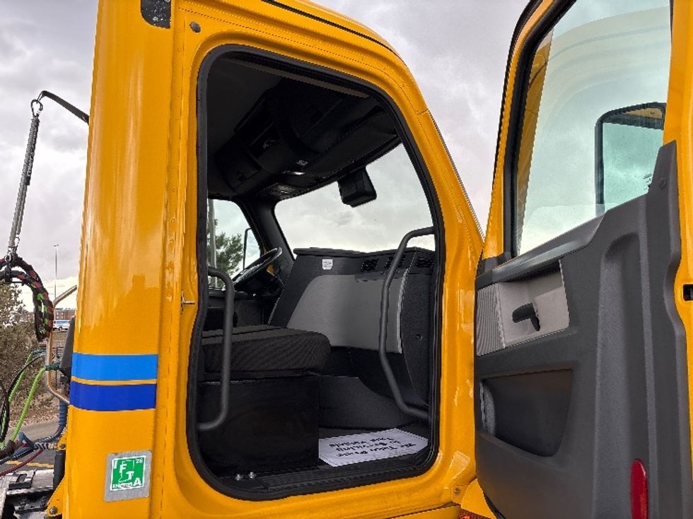 Day Cab Tractor-Heavy Duty Tractors-Freightliner-2022-T12642ST-Denver-CO-121,454\n\t\tmiles-$ 71,000 - Image 12