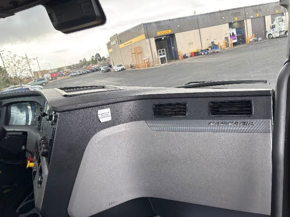 Day Cab Tractor-Heavy Duty Tractors-Freightliner-2022-T12642ST-Denver-CO-121,454\n\t\tmiles-$ 71,000 - Image 13