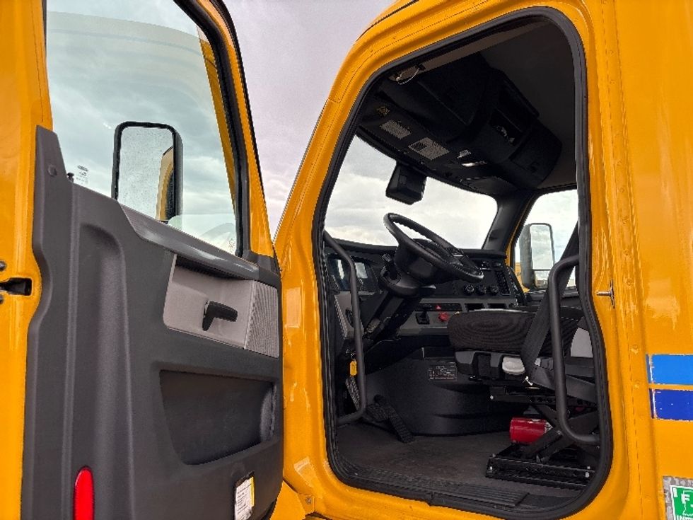 Day Cab Tractor-Heavy Duty Tractors-Freightliner-2022-T12642ST-Denver-CO-121,454\n\t\tmiles-$ 71,000 - Image 9