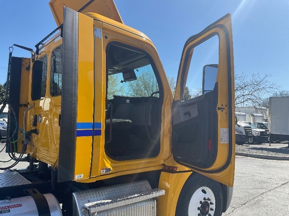 Day Cab Tractor-Heavy Duty Tractors-Freightliner-2022-T12642ST-Duluth-GA-292,477\n\t\tmiles-$ 68,000 - Image 12