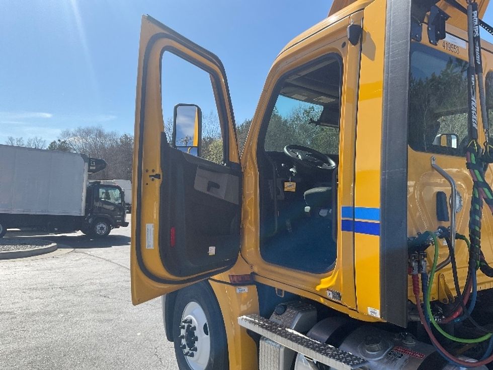 Day Cab Tractor-Heavy Duty Tractors-Freightliner-2022-T12642ST-Duluth-GA-292,477\n\t\tmiles-$ 68,000 - Image 9
