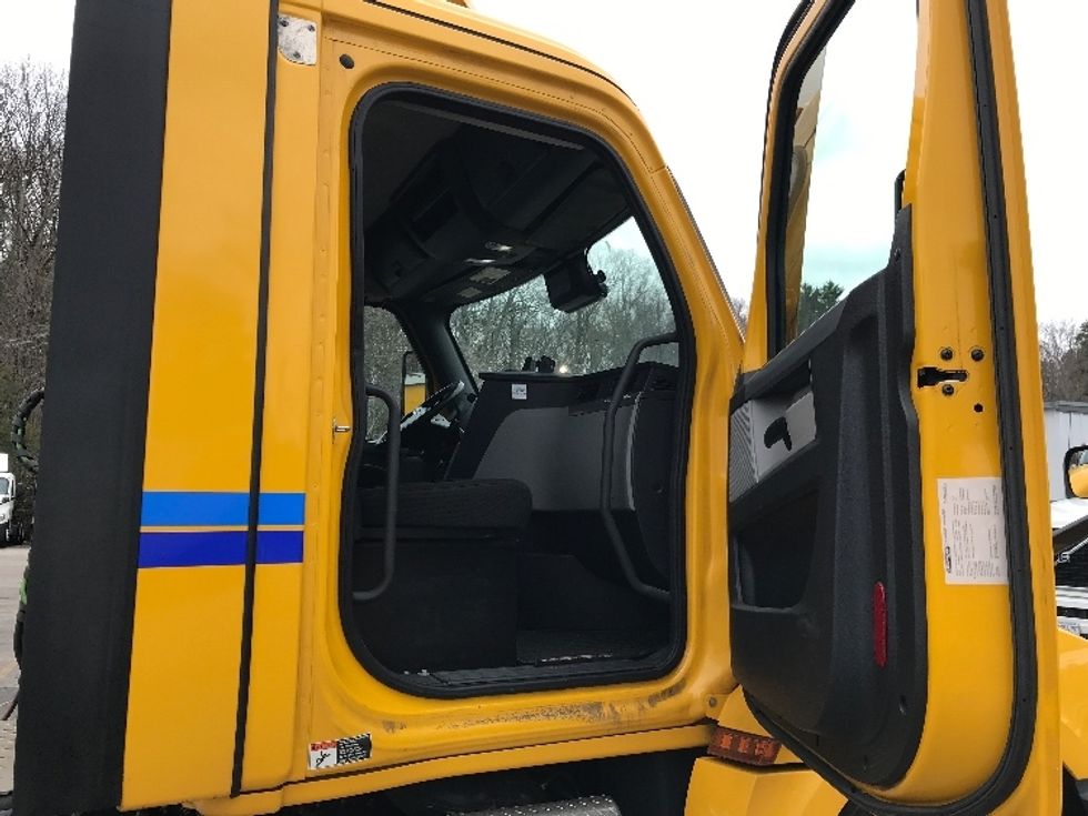 Day Cab Tractor-Heavy Duty Tractors-Freightliner-2022-T12642ST-Fitchburg-MA-392,945\n\t\tmiles-$ 51,500 - Image 12