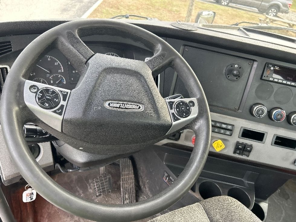 Day Cab Tractor-Heavy Duty Tractors-Freightliner-2022-T12642ST-Fitchburg-MA-419,226\n\t\tmiles-$ 56,000 - Image 11