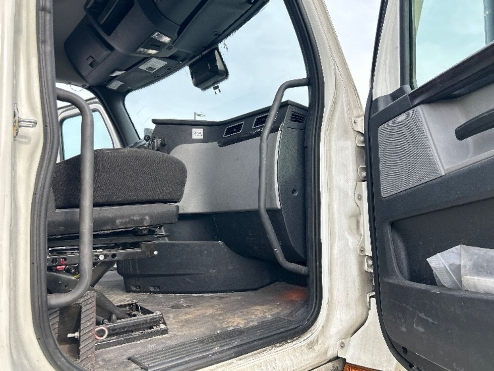 Day Cab Tractor-Heavy Duty Tractors-Freightliner-2022-T12642ST-Fitchburg-MA-419,226\n\t\tmiles-$ 56,000 - Image 12