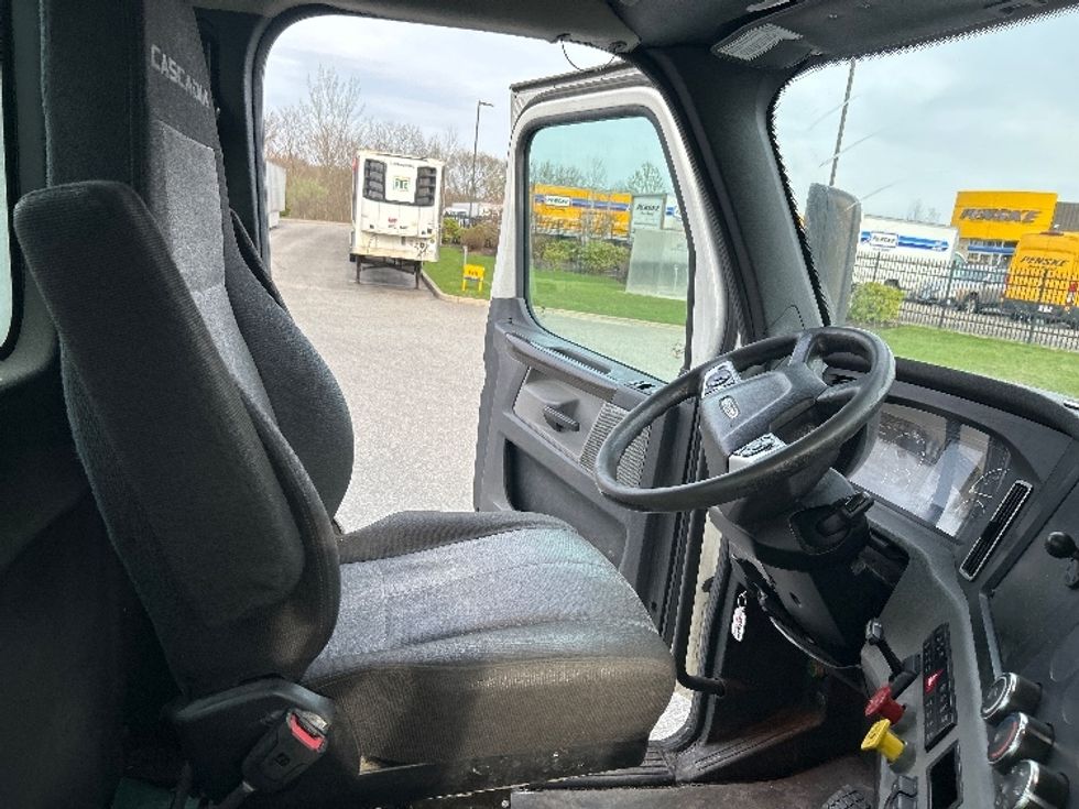 Day Cab Tractor-Heavy Duty Tractors-Freightliner-2022-T12642ST-Fitchburg-MA-419,226\n\t\tmiles-$ 56,000 - Image 14