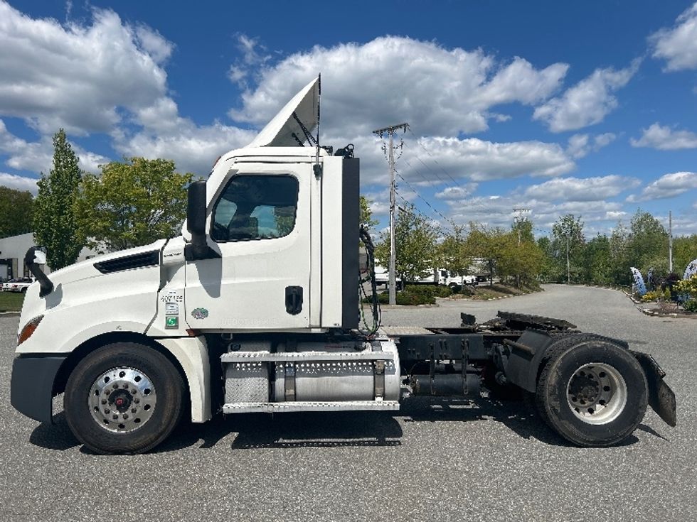 Day Cab Tractor-Heavy Duty Tractors-Freightliner-2022-T12642ST-Fitchburg-MA-419,226\n\t\tmiles-$ 56,000 - Image 4