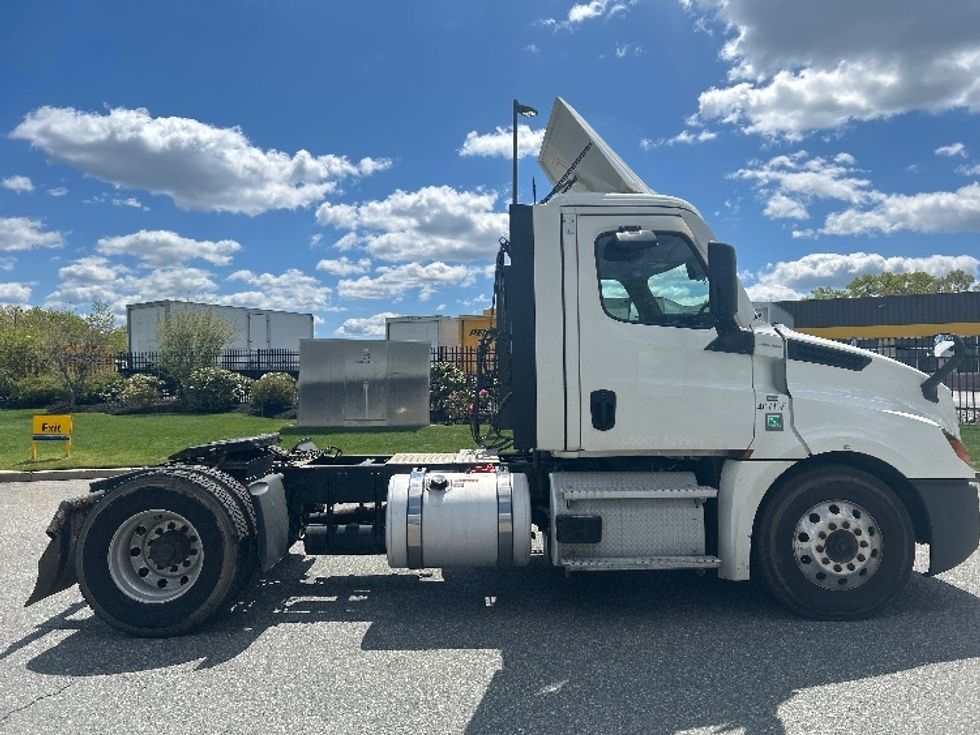 Day Cab Tractor-Heavy Duty Tractors-Freightliner-2022-T12642ST-Fitchburg-MA-419,226\n\t\tmiles-$ 56,000 - Image 8