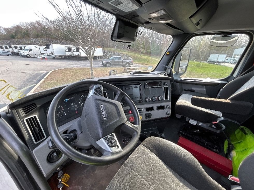 Day Cab Tractor-Heavy Duty Tractors-Freightliner-2022-T12642ST-Fitchburg-MA-444,986\n\t\tmiles-$ 51,750 - Image 10