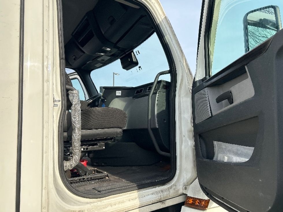 Day Cab Tractor-Heavy Duty Tractors-Freightliner-2022-T12642ST-Fitchburg-MA-444,986\n\t\tmiles-$ 51,750 - Image 12