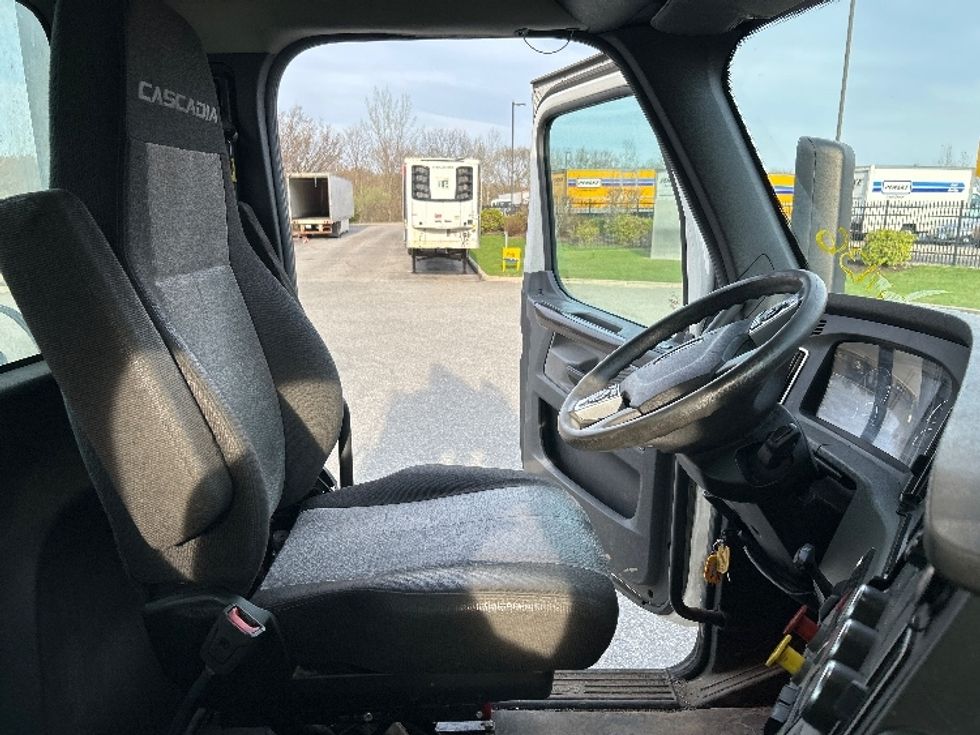 Day Cab Tractor-Heavy Duty Tractors-Freightliner-2022-T12642ST-Fitchburg-MA-444,986\n\t\tmiles-$ 51,750 - Image 14