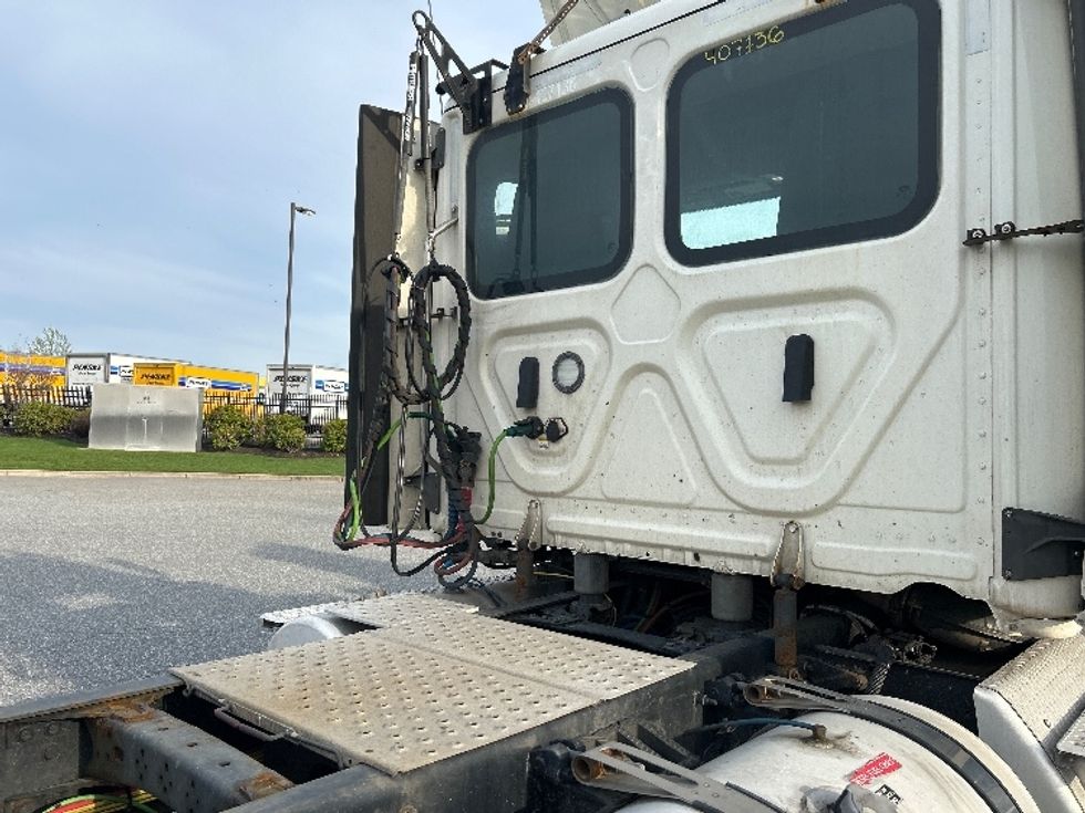Day Cab Tractor-Heavy Duty Tractors-Freightliner-2022-T12642ST-Fitchburg-MA-444,986\n\t\tmiles-$ 51,750 - Image 18