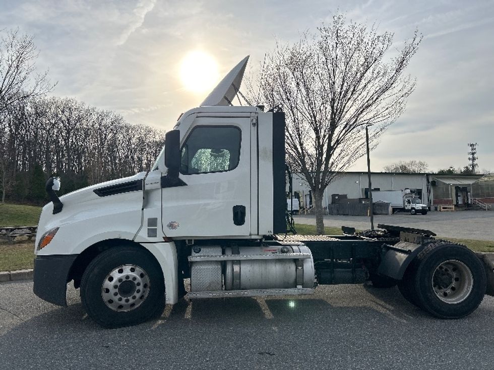 Day Cab Tractor-Heavy Duty Tractors-Freightliner-2022-T12642ST-Fitchburg-MA-444,986\n\t\tmiles-$ 51,750 - Image 4