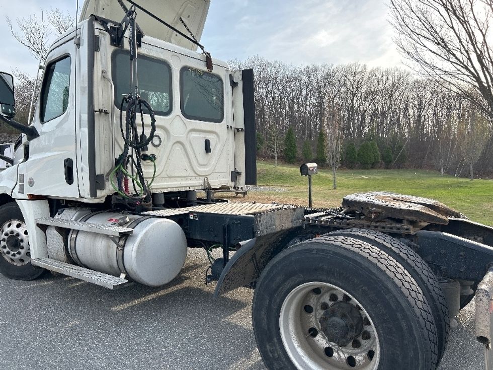 Day Cab Tractor-Heavy Duty Tractors-Freightliner-2022-T12642ST-Fitchburg-MA-444,986\n\t\tmiles-$ 51,750 - Image 5