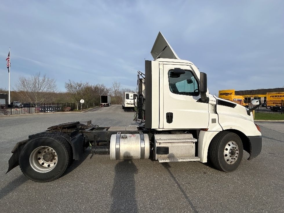 Day Cab Tractor-Heavy Duty Tractors-Freightliner-2022-T12642ST-Fitchburg-MA-444,986\n\t\tmiles-$ 51,750 - Image 8