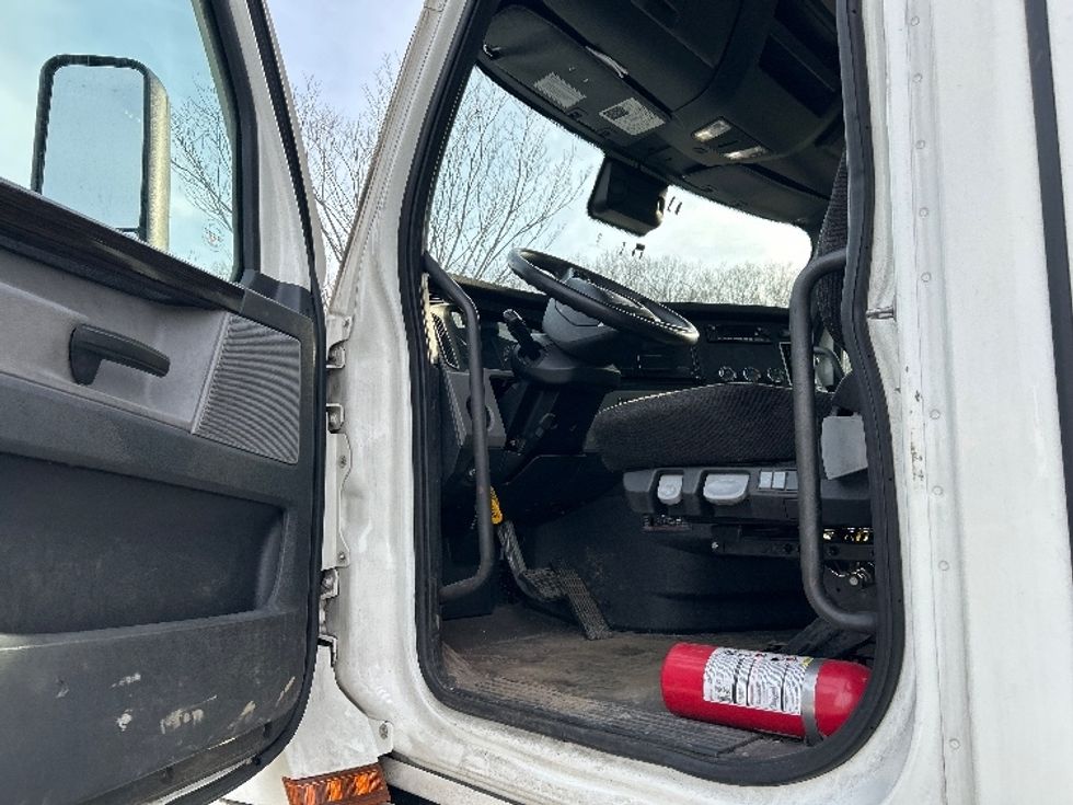Day Cab Tractor-Heavy Duty Tractors-Freightliner-2022-T12642ST-Fitchburg-MA-444,986\n\t\tmiles-$ 51,750 - Image 9
