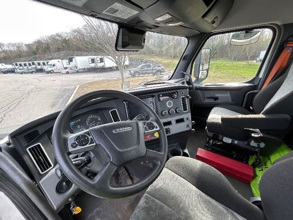 Day Cab Tractor-Heavy Duty Tractors-Freightliner-2022-T12642ST-Fitchburg-MA-476,828\n\t\tmiles-$ 43,500 - Image 10