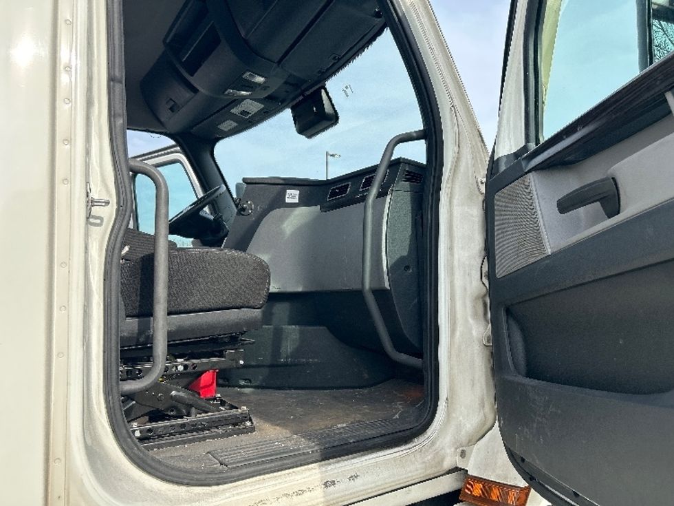 Day Cab Tractor-Heavy Duty Tractors-Freightliner-2022-T12642ST-Fitchburg-MA-476,828\n\t\tmiles-$ 43,500 - Image 12