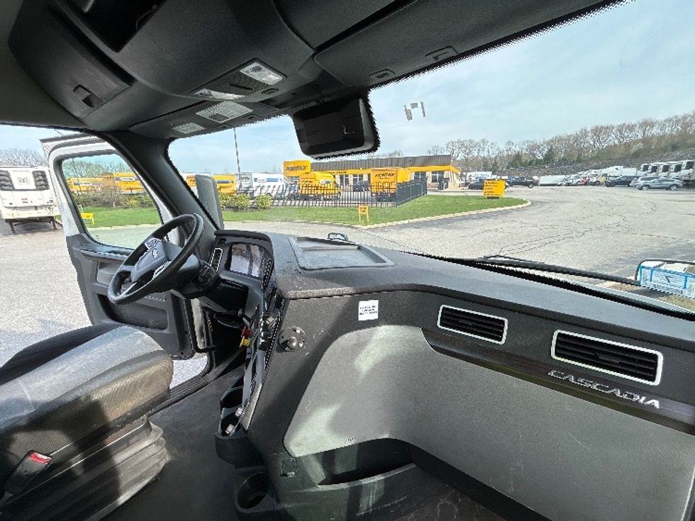 Day Cab Tractor-Heavy Duty Tractors-Freightliner-2022-T12642ST-Fitchburg-MA-476,828\n\t\tmiles-$ 43,500 - Image 13