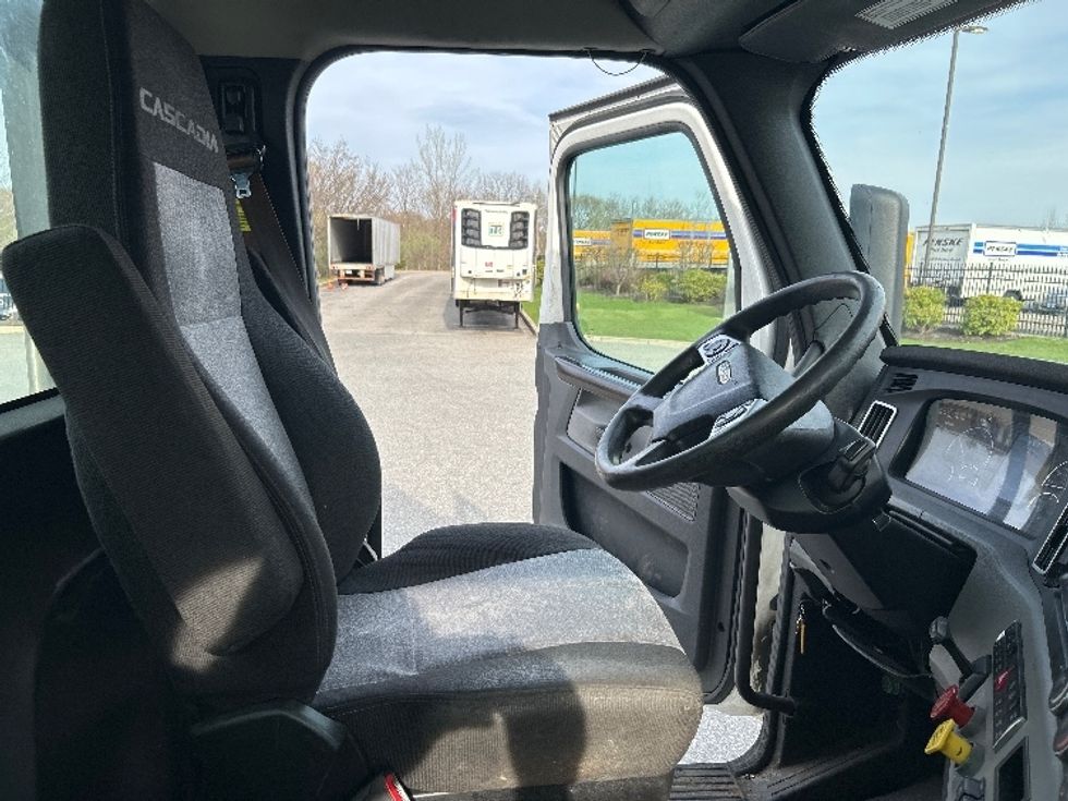 Day Cab Tractor-Heavy Duty Tractors-Freightliner-2022-T12642ST-Fitchburg-MA-476,828\n\t\tmiles-$ 43,500 - Image 14