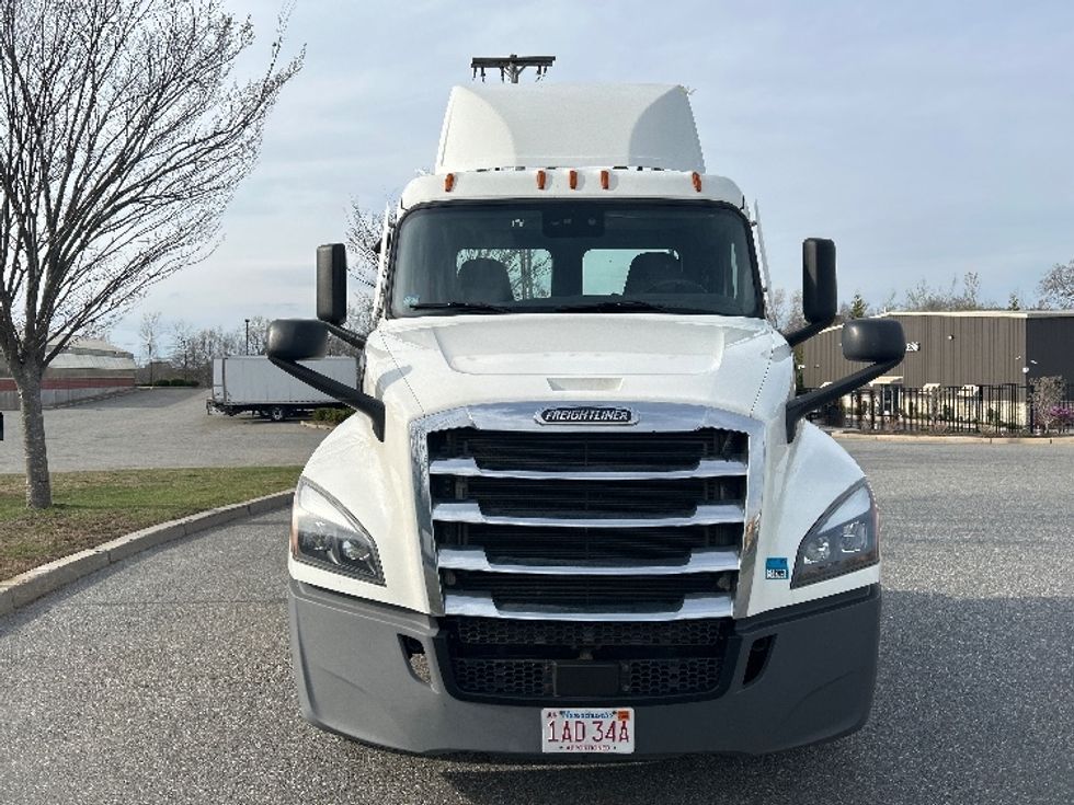 Day Cab Tractor-Heavy Duty Tractors-Freightliner-2022-T12642ST-Fitchburg-MA-476,828\n\t\tmiles-$ 43,500 - Image 2