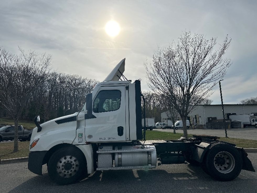 Day Cab Tractor-Heavy Duty Tractors-Freightliner-2022-T12642ST-Fitchburg-MA-476,828\n\t\tmiles-$ 43,500 - Image 4