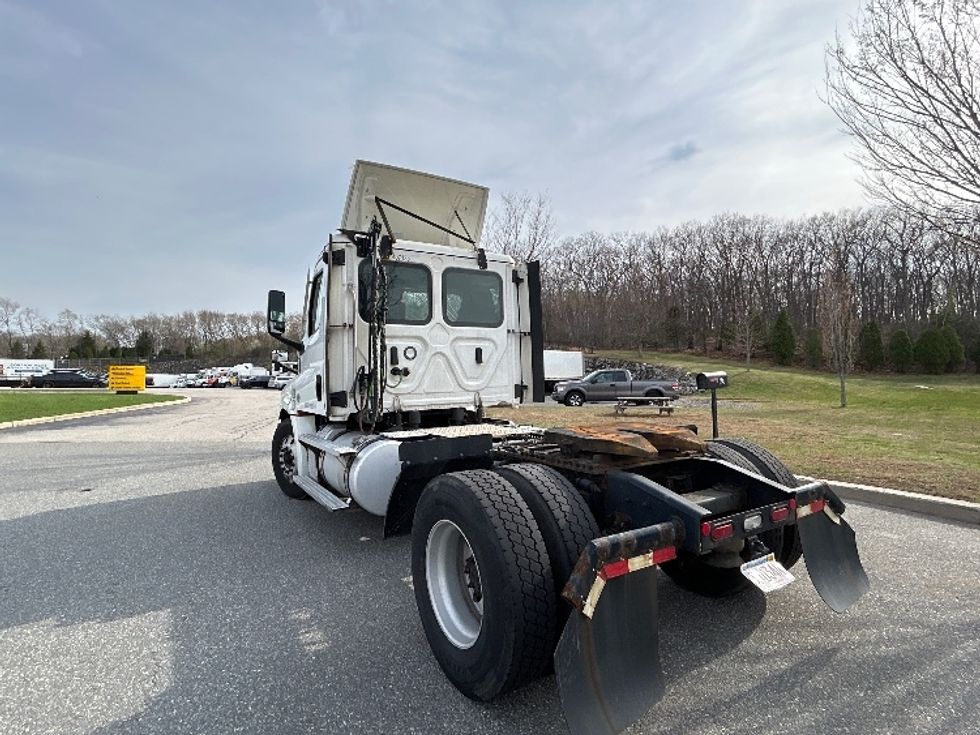 Day Cab Tractor-Heavy Duty Tractors-Freightliner-2022-T12642ST-Fitchburg-MA-476,828\n\t\tmiles-$ 43,500 - Image 5