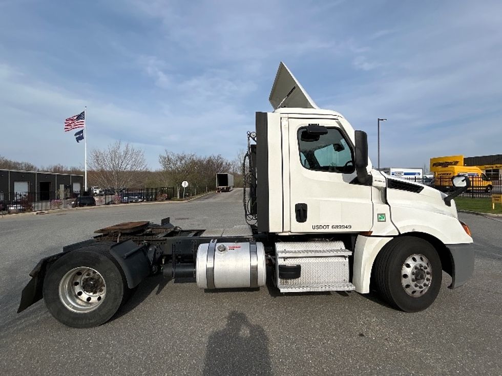 Day Cab Tractor-Heavy Duty Tractors-Freightliner-2022-T12642ST-Fitchburg-MA-476,828\n\t\tmiles-$ 43,500 - Image 8