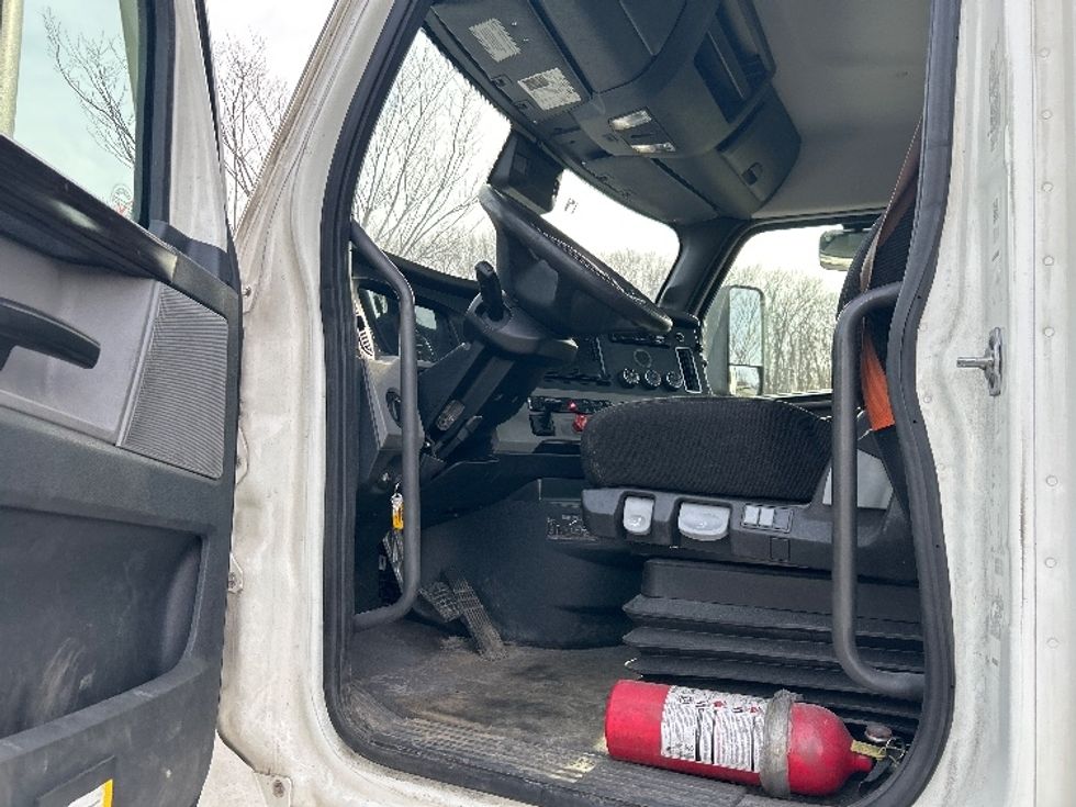 Day Cab Tractor-Heavy Duty Tractors-Freightliner-2022-T12642ST-Fitchburg-MA-476,828\n\t\tmiles-$ 43,500 - Image 9