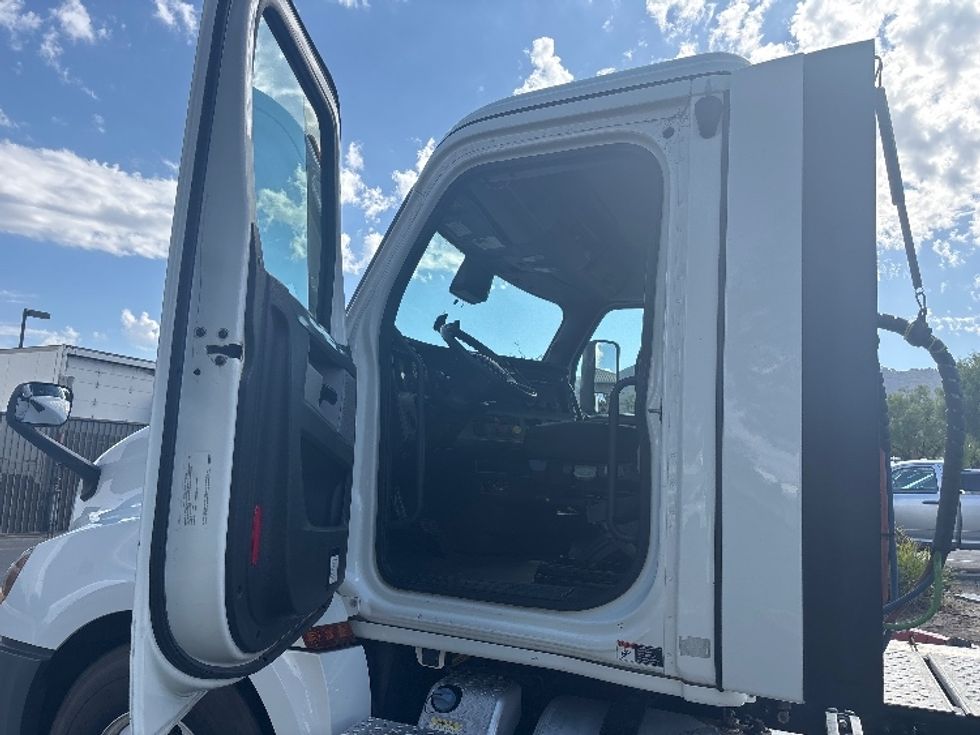 Day Cab Tractor-Heavy Duty Tractors-Freightliner-2022-T12642ST-Fontana-CA-233,275\n\t\tmiles-$ 70,500 - Image 9