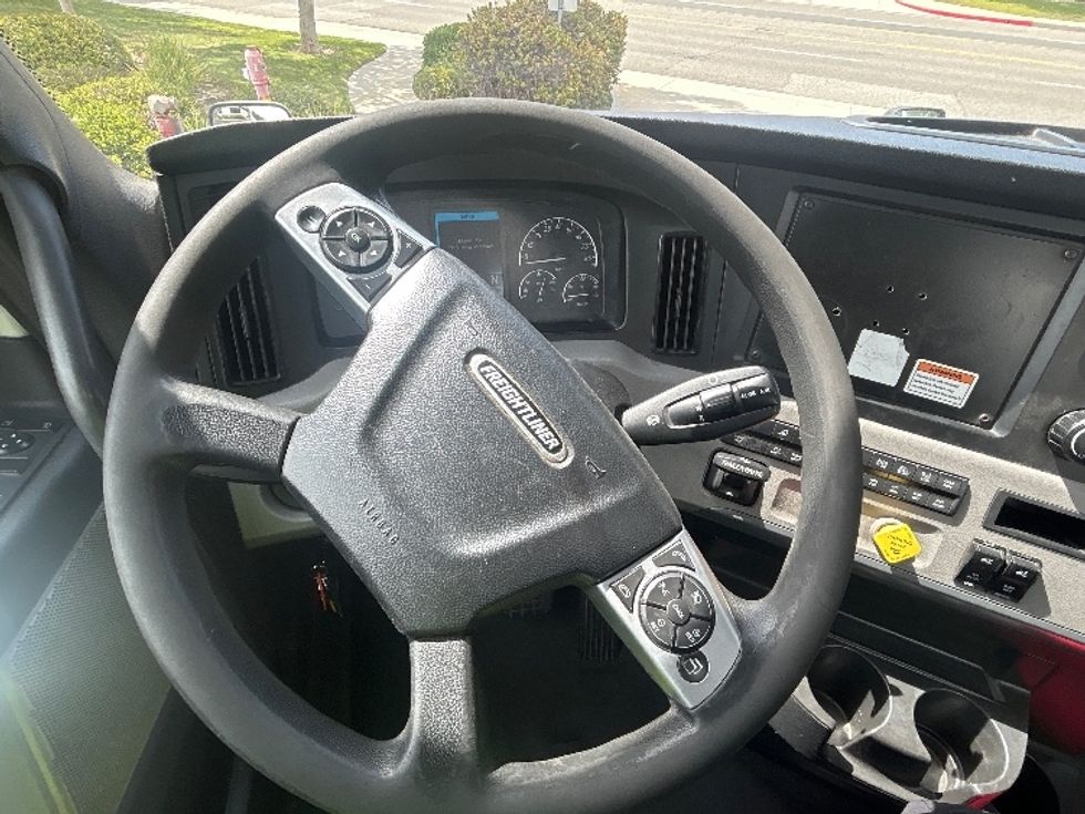Day Cab Tractor-Heavy Duty Tractors-Freightliner-2022-T12642ST-Fontana-CA-256,975\n\t\tmiles-$ 62,250 - Image 11