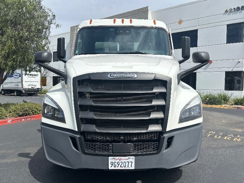 Day Cab Tractor-Heavy Duty Tractors-Freightliner-2022-T12642ST-Fontana-CA-256,975\n\t\tmiles-$ 62,250 - Image 2