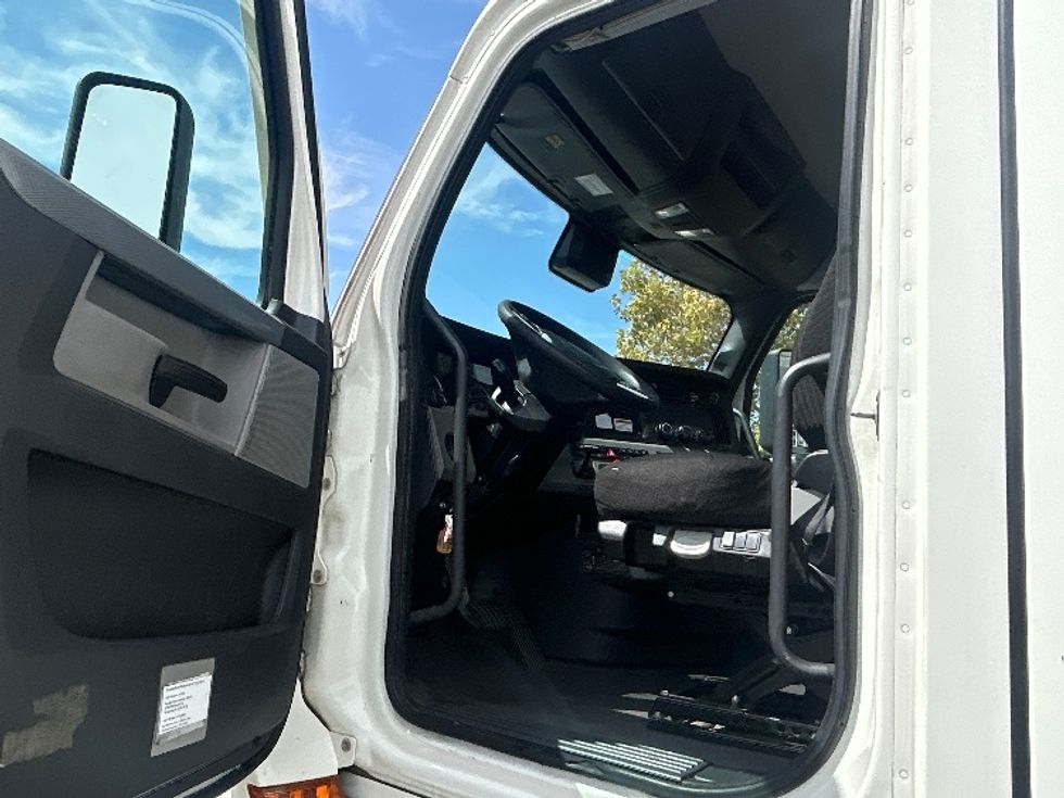 Day Cab Tractor-Heavy Duty Tractors-Freightliner-2022-T12642ST-Fontana-CA-256,975\n\t\tmiles-$ 62,250 - Image 9