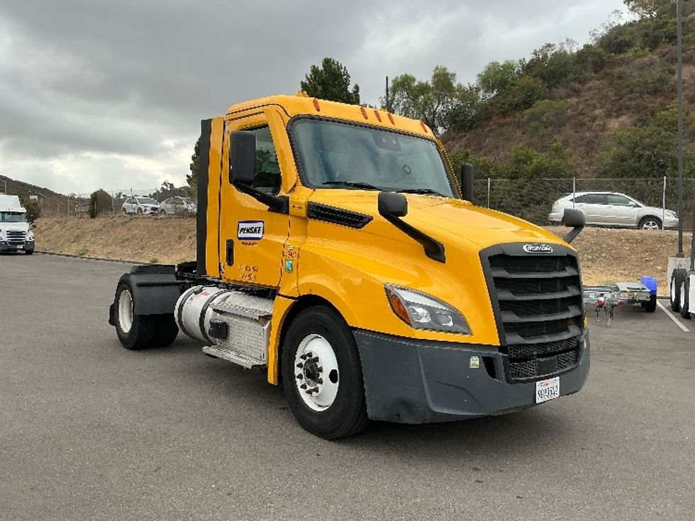 Day Cab Tractor-Heavy Duty Tractors-Freightliner-2022-T12642ST-Fontana-CA-259,630\n\t\tmiles-$ 64,750 - Image 1
