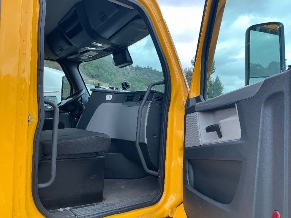 Day Cab Tractor-Heavy Duty Tractors-Freightliner-2022-T12642ST-Fontana-CA-259,630\n\t\tmiles-$ 64,750 - Image 12