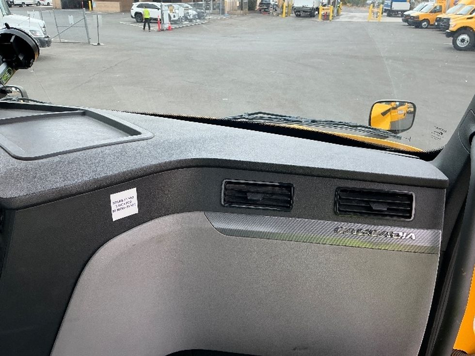 Day Cab Tractor-Heavy Duty Tractors-Freightliner-2022-T12642ST-Fontana-CA-259,630\n\t\tmiles-$ 64,750 - Image 13