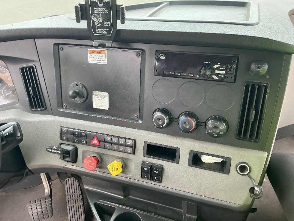 Day Cab Tractor-Heavy Duty Tractors-Freightliner-2022-T12642ST-Fontana-CA-259,630\n\t\tmiles-$ 64,750 - Image 18