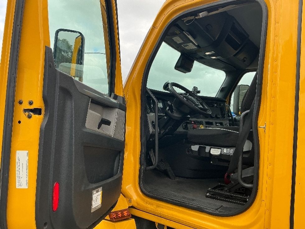 Day Cab Tractor-Heavy Duty Tractors-Freightliner-2022-T12642ST-Fontana-CA-259,630\n\t\tmiles-$ 64,750 - Image 9