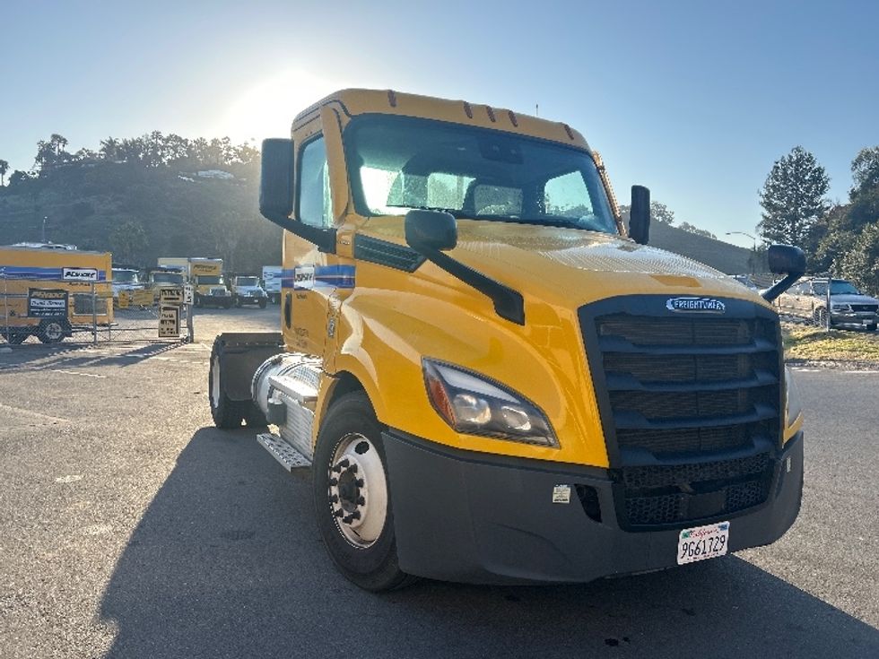 Day Cab Tractor-Heavy Duty Tractors-Freightliner-2022-T12642ST-Fontana-CA-275,923\n\t\tmiles-$ 82,000 - Image 1