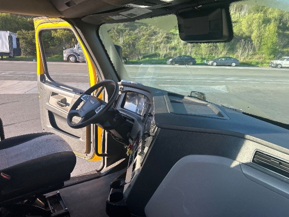 Day Cab Tractor-Heavy Duty Tractors-Freightliner-2022-T12642ST-Fontana-CA-275,923\n\t\tmiles-$ 82,000 - Image 14