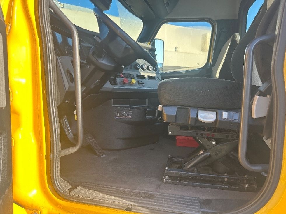 Day Cab Tractor-Heavy Duty Tractors-Freightliner-2022-T12642ST-Fontana-CA-275,923\n\t\tmiles-$ 82,000 - Image 9