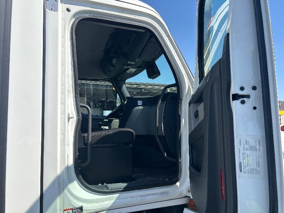 Day Cab Tractor-Heavy Duty Tractors-Freightliner-2022-T12642ST-Fontana-CA-281,512\n\t\tmiles-$ 68,000 - Image 11