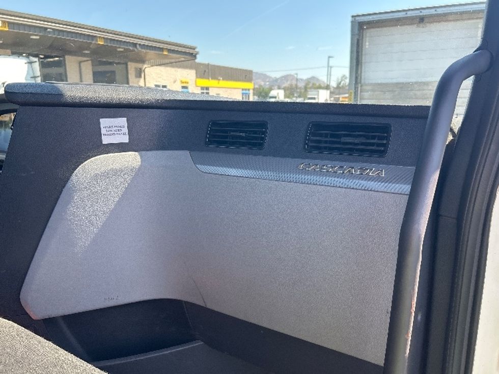 Day Cab Tractor-Heavy Duty Tractors-Freightliner-2022-T12642ST-Fontana-CA-281,512\n\t\tmiles-$ 68,000 - Image 12