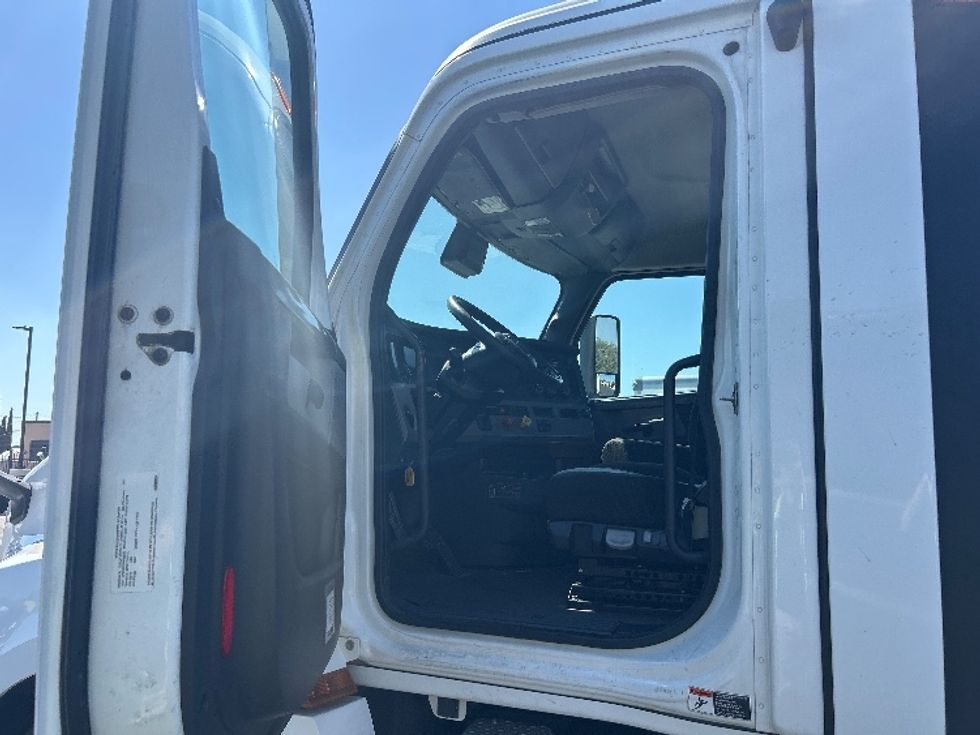 Day Cab Tractor-Heavy Duty Tractors-Freightliner-2022-T12642ST-Fontana-CA-281,512\n\t\tmiles-$ 68,000 - Image 9