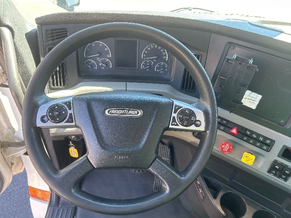 Day Cab Tractor-Heavy Duty Tractors-Freightliner-2022-T12642ST-Fontana-CA-282,031\n\t\tmiles-$ 68,000 - Image 11