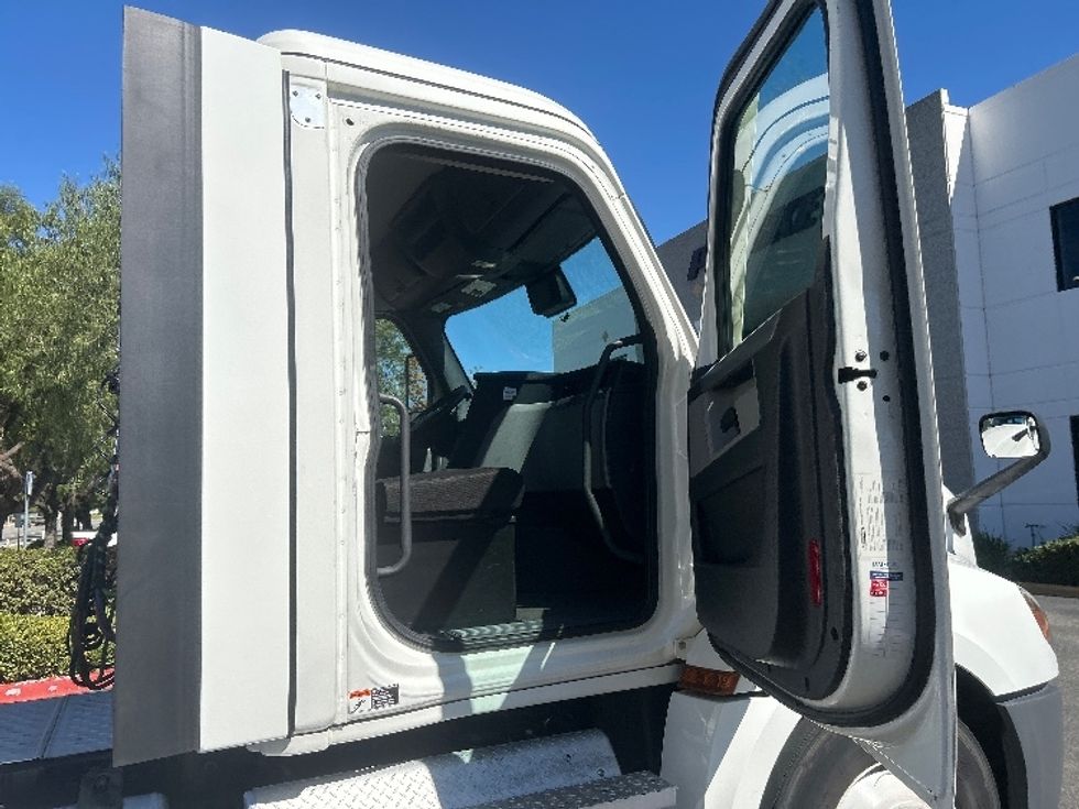 Day Cab Tractor-Heavy Duty Tractors-Freightliner-2022-T12642ST-Fontana-CA-282,031\n\t\tmiles-$ 68,000 - Image 12
