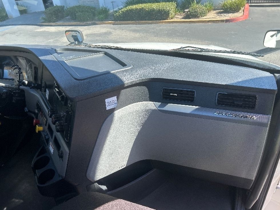 Day Cab Tractor-Heavy Duty Tractors-Freightliner-2022-T12642ST-Fontana-CA-282,031\n\t\tmiles-$ 68,000 - Image 13