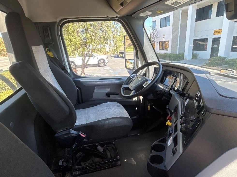 Day Cab Tractor-Heavy Duty Tractors-Freightliner-2022-T12642ST-Fontana-CA-282,031\n\t\tmiles-$ 68,000 - Image 14