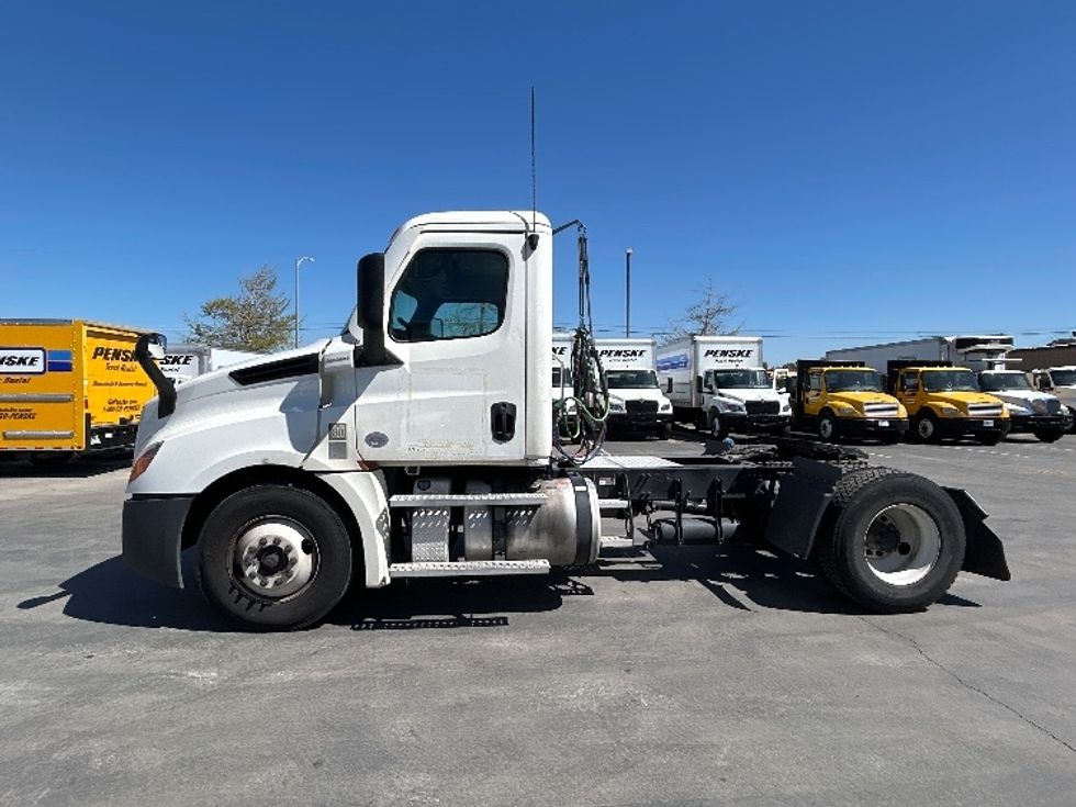 Day Cab Tractor-Heavy Duty Tractors-Freightliner-2022-T12642ST-Fontana-CA-282,223\n\t\tmiles-$ 86,750 - Image 4