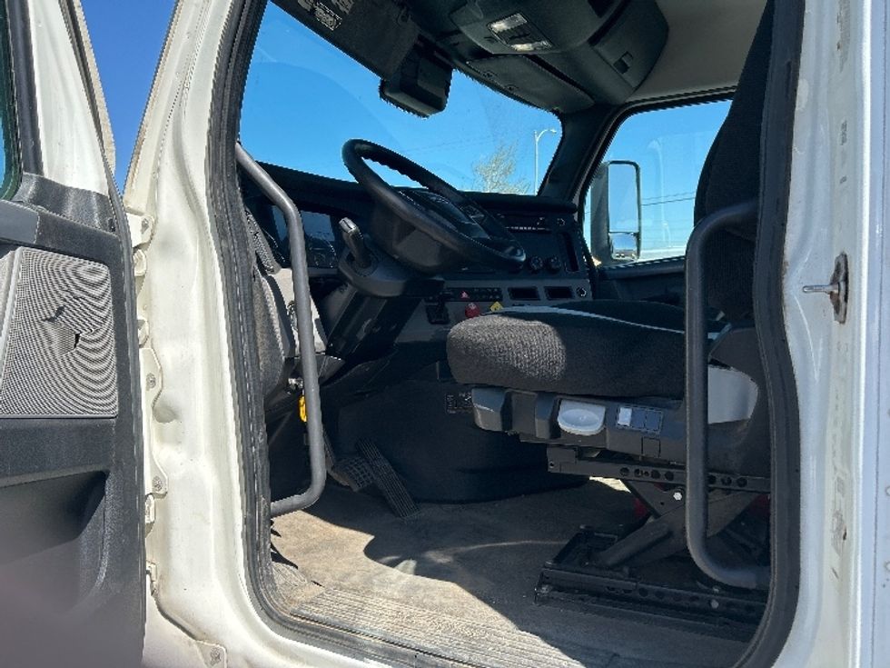 Day Cab Tractor-Heavy Duty Tractors-Freightliner-2022-T12642ST-Fontana-CA-282,223\n\t\tmiles-$ 86,750 - Image 9